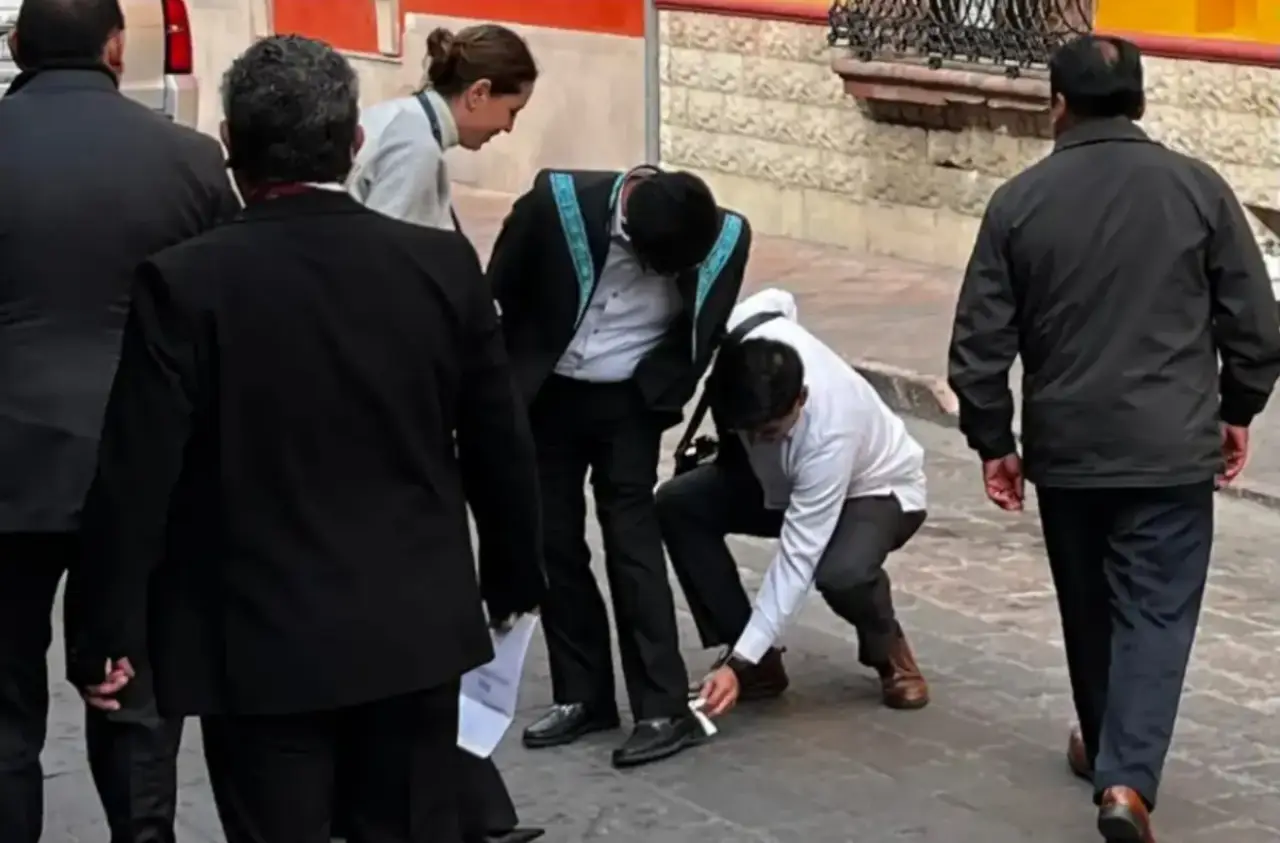 Presidente de la SCJN enfrenta polémica por video de colaboradores limpiando sus zapatos